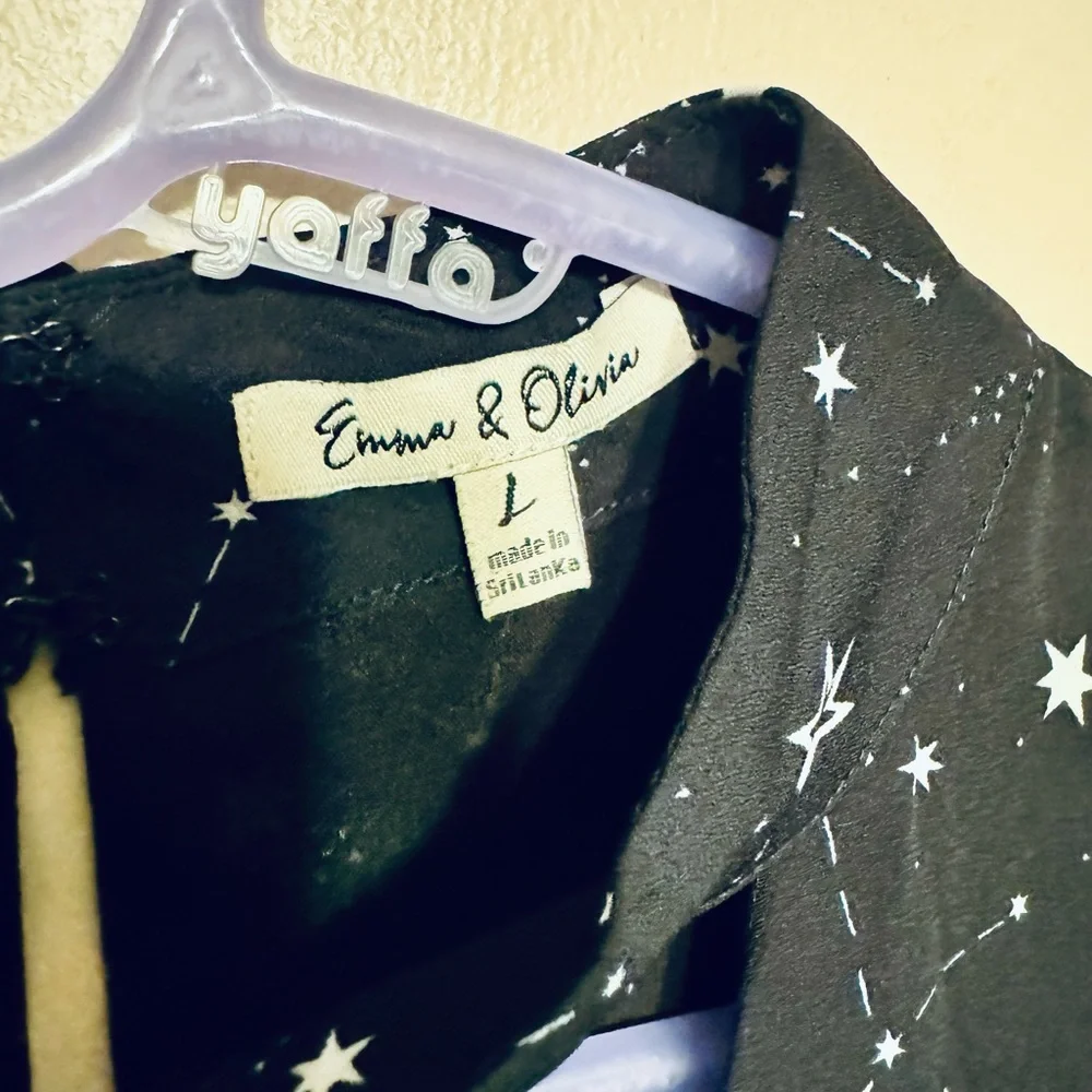 LAST CHANCE- Star blouse with triangle cutout over throat area. - Picture 3 of 6